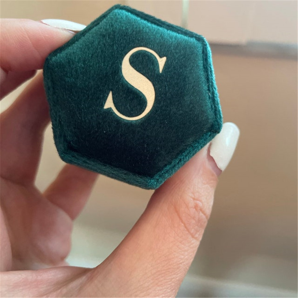 Green Hexagon Velvet Ring Box  - огляд і ціна Monogram Custom Case